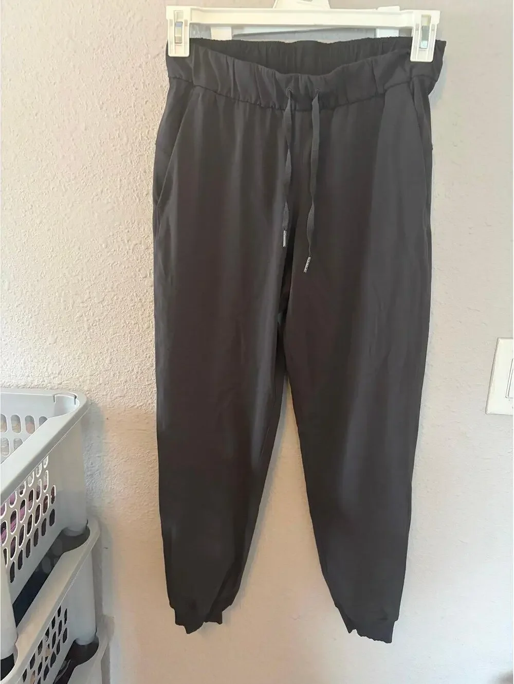 Lululemon On The Fly Jogger 28in inseam *Luxtreme Graphite Grey size 6. Like new